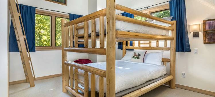 Private Deck with Hot Tub and Spacious Living Areas - Charming Duplex图片