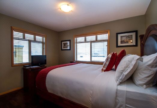 Give Something Back Retreat by Revelstoke Vacations Hotel Overview