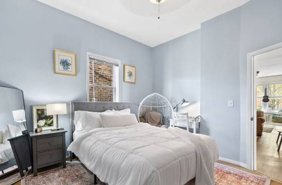 Spacious apartment in awesome Chicago with WiFi, AC- 4 Bedrooms