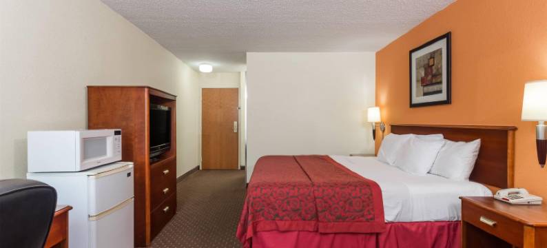 布卢明顿/诺玛温德姆戴斯套房酒店(Days Inn & Suites by Wyndham Bloomington/Normal IL)图片