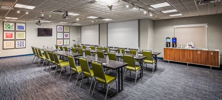 智选假日套房酒店底特律 - 法明顿山(Holiday Inn Express & Suites Detroit - Farmington Hills)图片