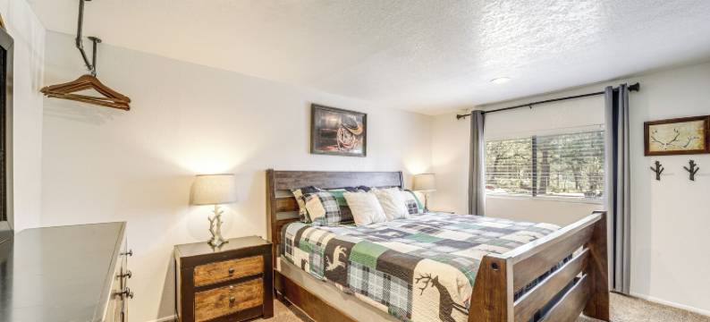 热水浴缸，游戏室：宠物友好的松树小屋！(Hot Tub, Game Room Dog-Friendly Pine Cabin!)图片