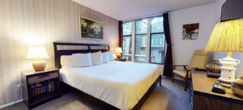 St. Moritz 12 Bright and Cozy Mountain Cabin, Centrally Located by RedAwning图片