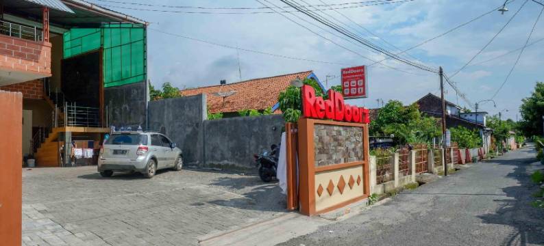 红多兹伊斯兰酒店-近帕蒂新邦利马(RedDoorz Syariah Near Kawasan Simpang Lima Pati)图片