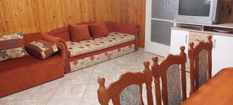 在Fonyód的一整栋带花园的度假房，可供2-10人使用(A Whole Holiday House with a Garden in Fonyód for 2-10 Persons)图片