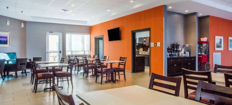 林奇堡自由大学拉昆塔温德姆套房酒店(La Quinta Inn & Suites by Wyndham Lynchburg at Liberty Univ.)图片