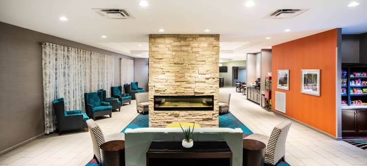 林奇堡自由大学拉昆塔温德姆套房酒店(La Quinta Inn & Suites by Wyndham Lynchburg at Liberty Univ.)图片