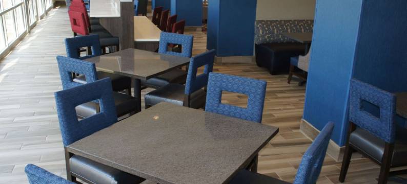 布卢明顿拉昆塔温德姆套房酒店(La Quinta Inn & Suites by Wyndham Bloomington)图片