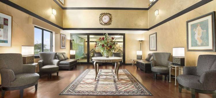 密尔沃基机场速8酒店(Super 8 by Wyndham Milwaukee Airport)图片