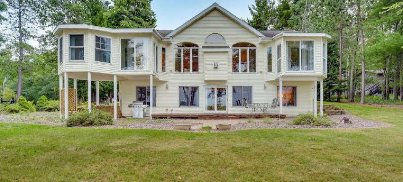 宽敞的湖前New Auburn住宅带阳光房(Spacious Lakefront New Auburn Home w/ Sunroom)图片