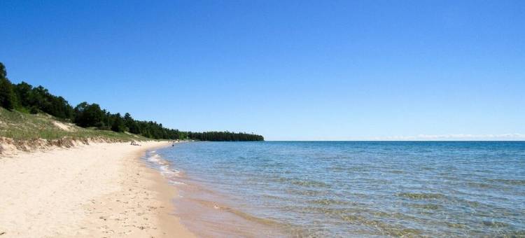 ON THE BEACH,  Borders Whitefish Dunes State Park. Best Location in Door County图片