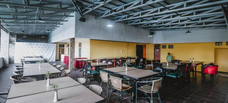 红多兹普拉斯酒店-茂物普卡梅加门当(RedDoorz Plus at Neo Asri Hotel Megamendung Puncak Bogor)图片