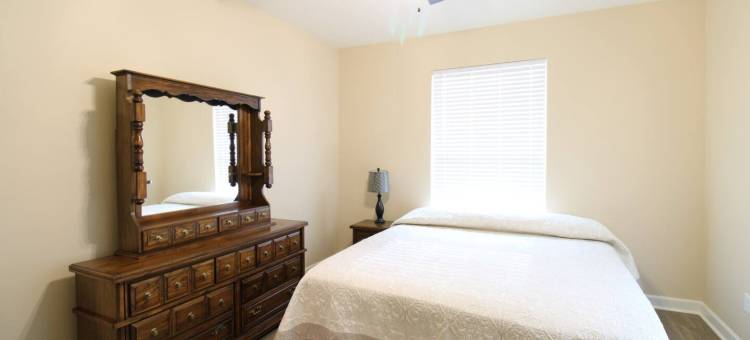 Stainless Appliances and Fenced Yard with Fire Pit - Elegant Modern Haven图片