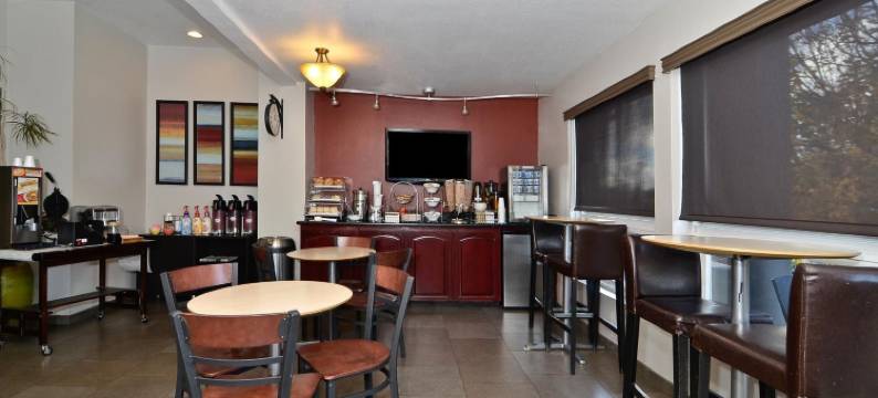 克拉克马斯套房旅馆(Clackamas Inn and Suites)图片