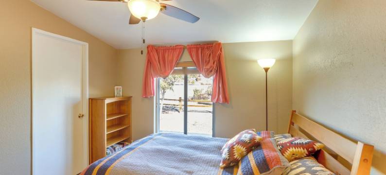 绝美景观：宁静的悬崖之家靠近徒步旅行！(Stunning Views: Quiet Bluff Home Near Hiking!)图片