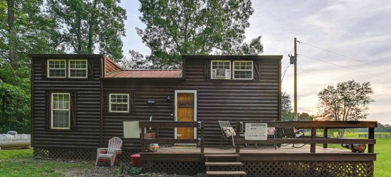 位于肯塔基州的高地牛工作农场小屋(Cabin on Working Highland Cattle Farm in Kentucky)图片