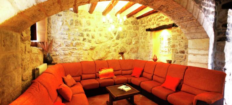 Mansion in La Llacuna with Pool & Mountain Views图片