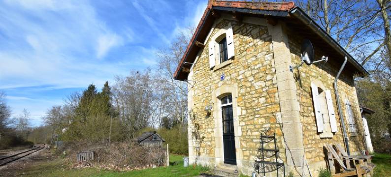 Cottage in France with Garden near Lake图片