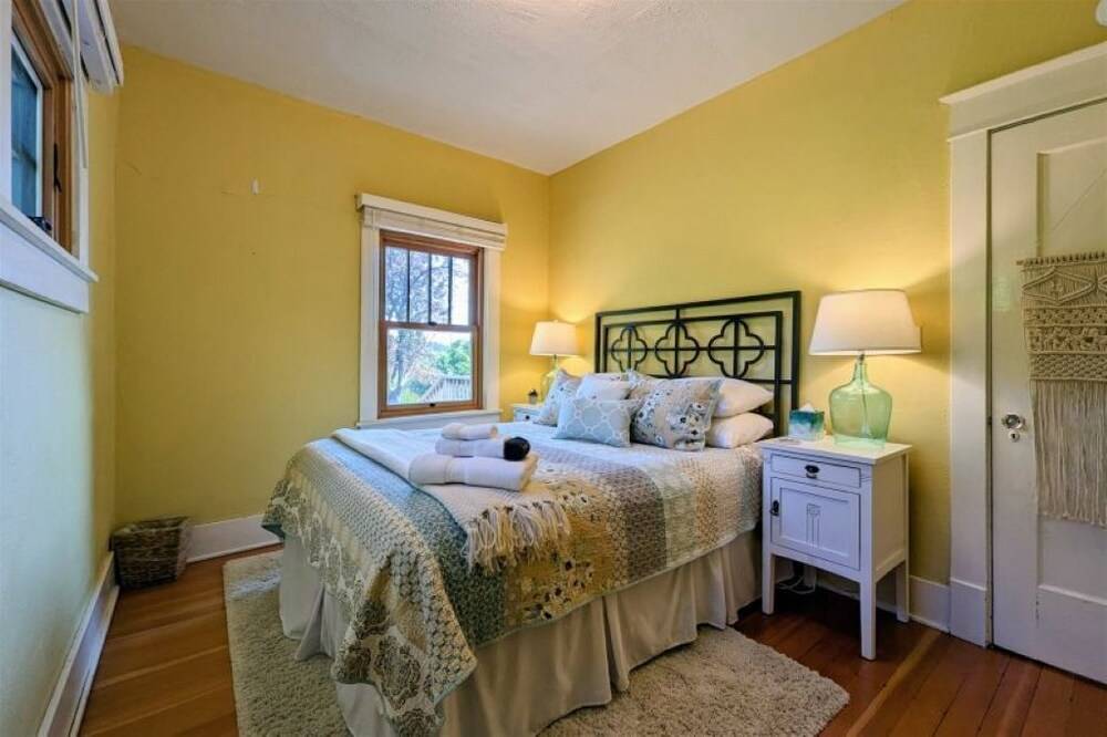 Charming 19th Century Craftsman in the Heart of Wine Country-Pet Friendly!