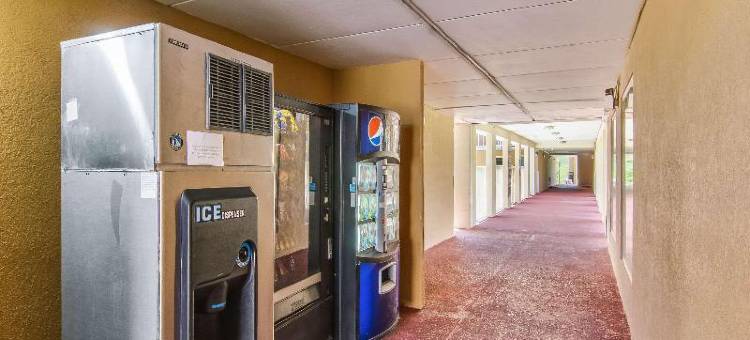 郊区开放式客房公寓酒店金斯兰和I-95(Suburban Studios Hotel Kingsland Near I-95)图片