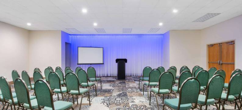 克利尔沃特中心拉昆塔温德姆酒店(La Quinta Inn by Wyndham Clearwater Central)图片