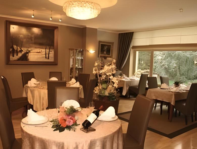 Auberge du Vieux Cedre, Enghien-Belgique Over view