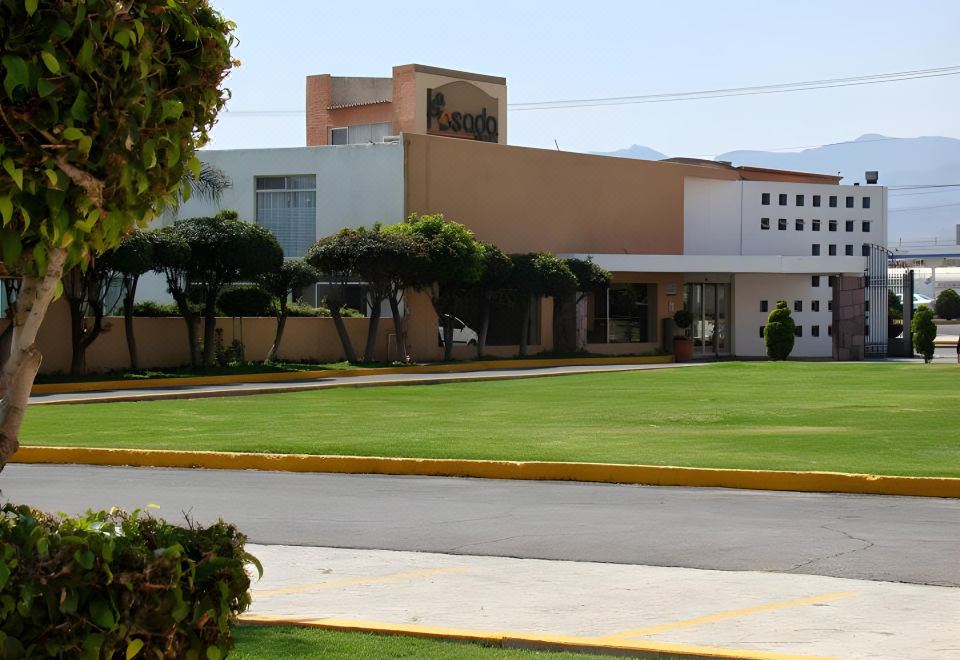 La Posada Hotel y SuitesOver view