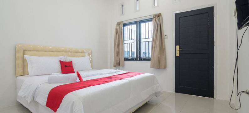 瑞德多兹酒店 - 近占碑苏丹塔哈机场(RedDoorz Syariah Near Sultan Thaha Airport Jambi)图片