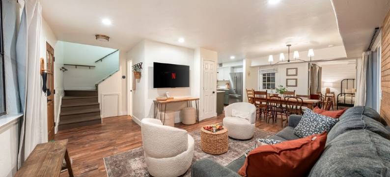 Wine Trail Retreat w/ Fire Pit, Cold Plunge, Grill, Walk to Downtown JC!图片