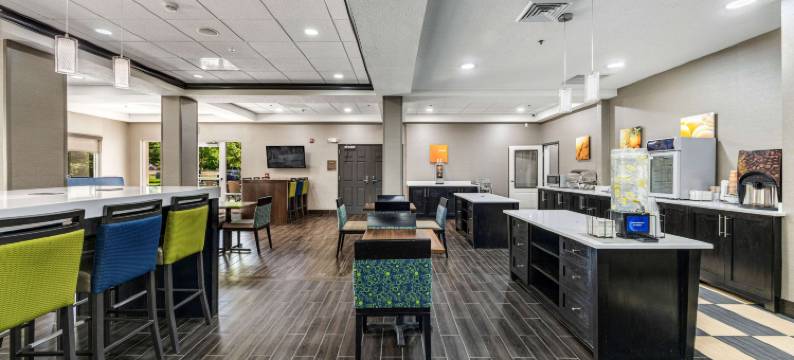 洛根-近大学舒适酒店(Comfort Inn & Suites Logan Near University)图片