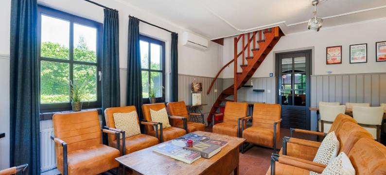 阿斯滕高尔夫球场上的大气乡村别墅(Atmospheric Country House in Asten on a Golf Course)图片