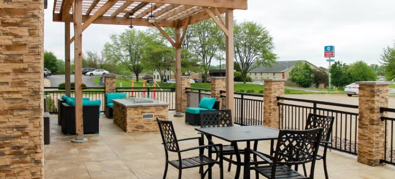 贝滕多夫-阔德城凯隆波因特酒店(Clarion Pointe Bettendorf - Quad Cities)图片