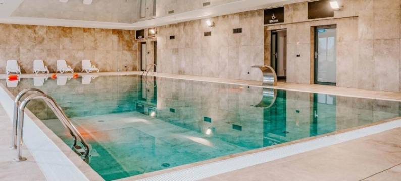 带河景的公寓，含桑拿和室内泳池(Apartment with Swimming Pool in Dziwnów)图片