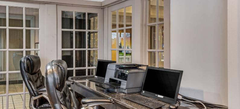 白厅近密西根冒险乐园伊克诺旅馆酒店(Econo Lodge Whitehall Near Michigan's Adventure)图片