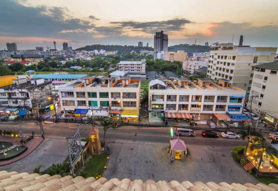 Phuphaya Resort PattayaHotel Overview