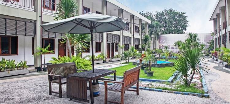 红多兹酒店-近泗水丹戎佩拉克2号港(RedDoorz Near Pelabuhan Tanjung Perak 2 Surabaya)图片