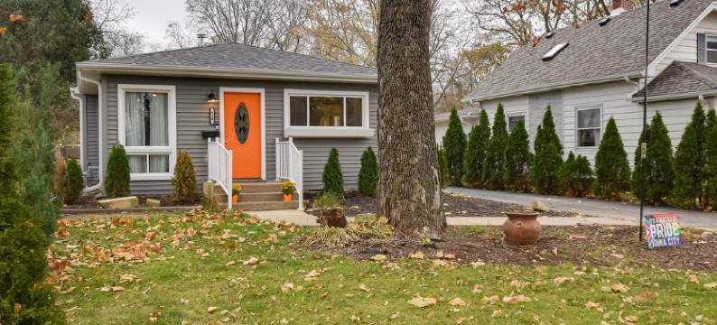 个性化的爱荷华市小屋配有火坑！(Eclectic Iowa City Cottage w/ Fire Pit!)图片