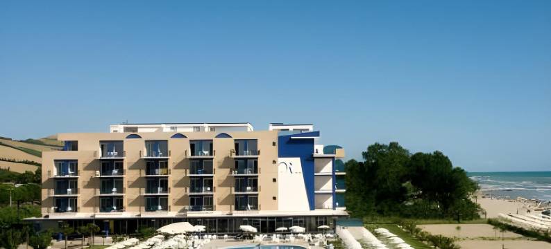 玫瑰酒店(Roses Hotel)图片