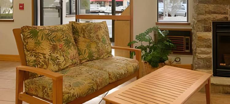 奥马哈东北戴斯套房酒店(Days Inn & Suites by Wyndham Traverse City)图片