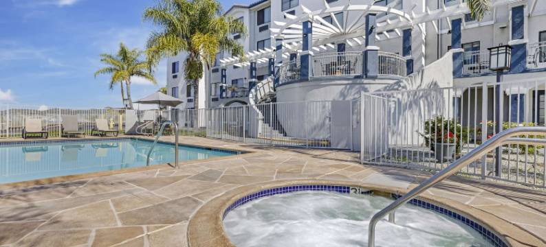 普勒斯埃尔西诺湖贝斯特韦斯特优质套房酒店(Best Western Plus Lake Elsinore Inn  Suites)图片