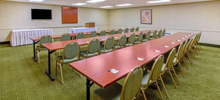 阿普尔顿学院大道拉昆塔温德姆套房酒店(La Quinta Inn & Suites by Wyndham Appleton College Avenue)图片