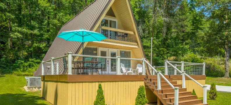 Tranquil Setting with Lake Views - Charming A-Frame Cottage图片