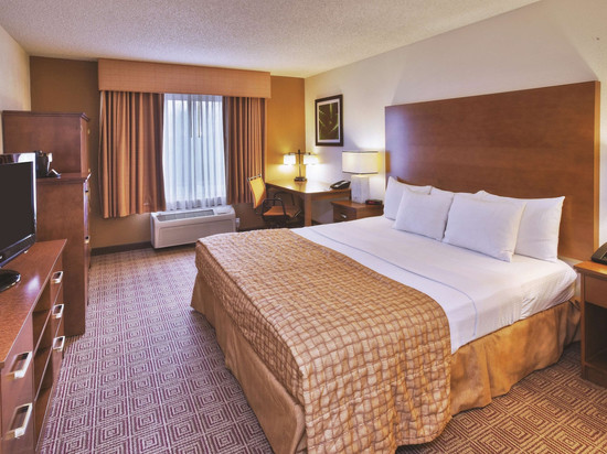 丹伯里拉昆塔温德姆套房酒店