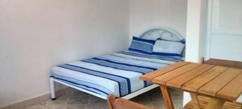 塔尼膳宿公寓，带空调和泳池，马尔塞尔(ESTÚDIO EM Maresias Com AR Condicionado E Piscina)图片