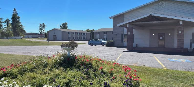 铁山酒店及套房(Super 8 by Wyndham Iron Mountain)图片