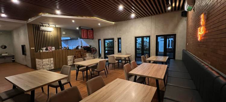 位于尖米士的12卧室公寓-4平方米|带12个独立浴室(Backyard Guest House)图片