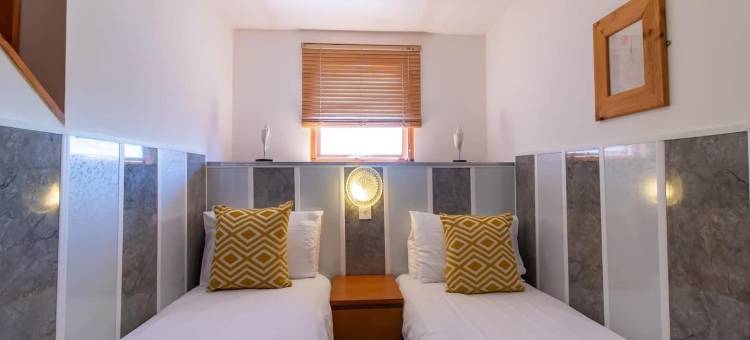 OYO Bentleys Hotel Deluxe Twin Studio图片
