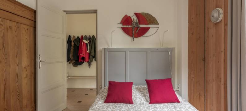 Burgundy Poolside Getaway图片