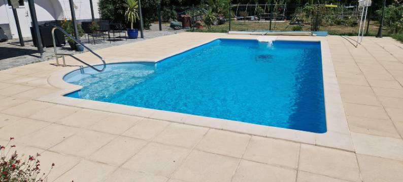 Apartment with swimming pool, wifi图片