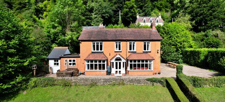 Lodge by River Wye with Private River Access图片